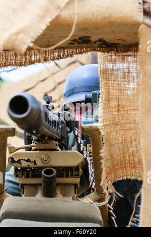 Zweiten Weltkrieg Re-enactment. Nahaufnahme von deutschen Soldaten Ziel mit schweren Maschinengewehr MG 42, in befestigten gegraben. Stockfoto