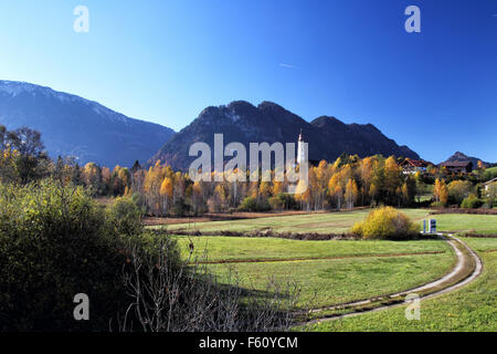 Blick auf die herbstliche Landschaft bei Pfronten, Bayern, Deutschland in schönstem Herbstwetter mit der Kirche St. Nikolaus in der front Stockfoto