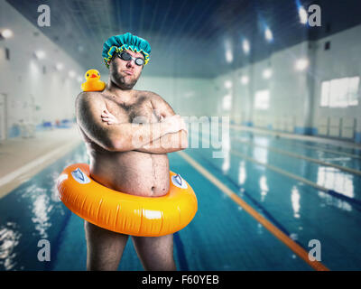 Erwachsenen ungerade Mann Spaß im pool Stockfoto