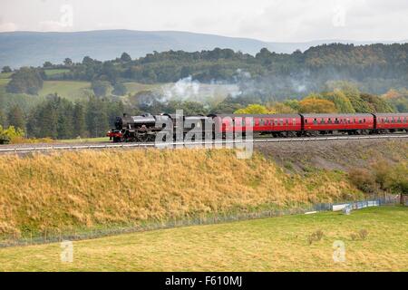 Dampf-Lokomotive LMS Jubilee Klasse Leander 45690 auf der Settle Carlisle Eisenbahnlinie in der Nähe von Lazonby, Eden Valley, Cumbria, Engl Stockfoto