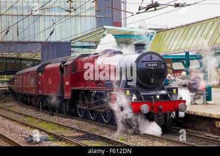 Dampfzug LMS Jubilee Klasse 45699 Galatea. Carlisle Railway Station, Carlisle, Cumbria, England, UK. Stockfoto