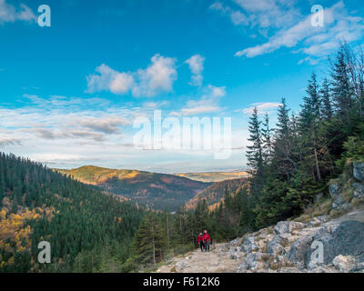 Zwei Wanderer hinauf die Alpine Trail in die hohe Tatra, Polen Stockfoto