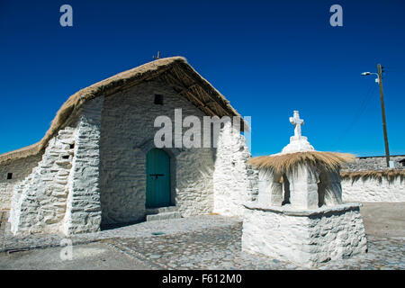 Kirche im Dorf, 19. Jahrhundert andinen Barock Stil, Guallatire, Region Arica y Parinacota, Nord-Chile, Chile Stockfoto