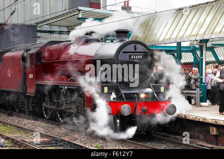 Dampfzug LMS Jubilee Klasse 45699 Galatea. Carlisle Railway Station, Carlisle, Cumbria, England, UK. Stockfoto