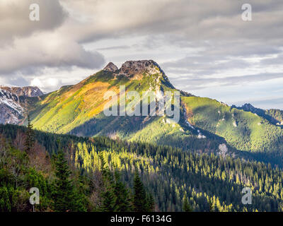 Berg Giewont in schönen Herbstfarben gesehen vom alpine Trail in der hohen Tatra, Polen Stockfoto