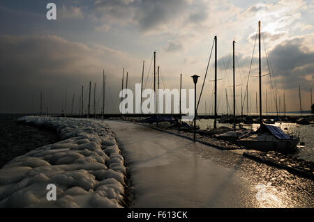 Vereisten Felsen und Promenade am Hafen Rolle während der Februar 2012 europäischen Kältewelle, Kanton Waadt, Schweiz Stockfoto