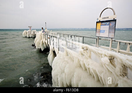 Eisbedeckten Pier mit einem Dummy während der Februar 2012 europäischen Kältewelle in Versoix, See Genf, Kanton Genf, Schweiz Stockfoto