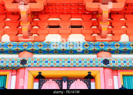 Japan, Kyoto, Kiyomizu dera Tempel, Sanju - nein -, drei stöckigen vermillion Pagode. Detail der kunstvoll bemalte Holzarbeiten über dem Eingang. Stockfoto