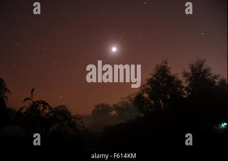 Blutmond Cromwell Laufe Nailcote Hall abgebildet erstellt aus einer Mondfinsternis mit dem Mond in der Nähe seiner engsten Stelle auf der Erde wo: Berkswell, Vereinigtes Königreich bei: 28. Sep 2015 Stockfoto