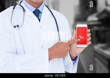 Zusammengesetztes Bild des Mittelteils des männlichen Arzt zeigt auf dem Handy Stockfoto