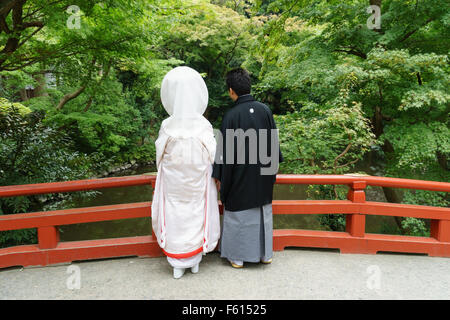 Eine traditionelle japanische Hochzeit Braut und Bräutigam in einem Park in Kamakura, Japan. Stockfoto