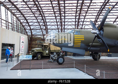 Besucher betrachten Martin B-26 Marauder Bomber des zweiten Weltkriegs in Utah Beach-Musée du Débarquement, WW2-Museum in der Normandie Stockfoto