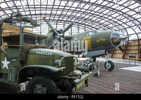 US-Armee LKW-Ladung und Martin B-26 Marauder Bomber des zweiten Weltkriegs in Utah Beach-Musée du Débarquement, WW2 Museum, Normandie Stockfoto