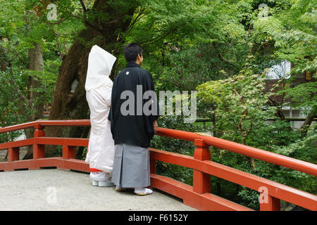 Eine traditionelle japanische Hochzeit Braut und Bräutigam in einem Park in Kamakura, Japan. Stockfoto