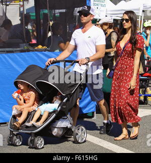 Ian Ziering besucht das Studio City Bauernmarkt mit seiner Frau Erin Kristine Ludwig und ihre Kinder mit: Ian Ziering, Erin Ludwig, Mia Ziering, Penna Ziering wo: Studio City California, California, USA bei: 27 Sep 2015 Stockfoto