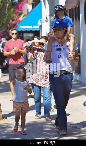 Johnny Knoxville gibt seinem Sohn Rocko eine Fahrt auf seinen Schultern während eines Besuchs in Studio City Bauernmarkt mit seinen Kindern Featuring: Johnny Knoxville, Rocko Clapp, Arlo Clapp wo: Studio City California, California, USA bei: 27 Sep 2015 Stockfoto