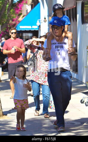 Johnny Knoxville gibt seinem Sohn Rocko eine Fahrt auf seinen Schultern während eines Besuchs in Studio City Bauernmarkt mit seinen Kindern Featuring: Johnny Knoxville, Rocko Clapp, Arlo Clapp wo: Studio City California, California, USA bei: 27 Sep 2015 Stockfoto