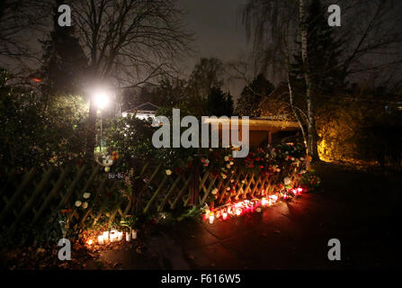 Hamburg, Deutschland. 10. November 2015. Blumen und Kerzen außerhalb des Hauses der ehemalige Bundeskanzler Helmut Schmidt, in Hamburg, Deutschland, 10. November 2015. Schmidt starb am Dienstag Nachmittag im Alter von 96. Foto: Bodo Marks/Dpa/Alamy Live News Stockfoto