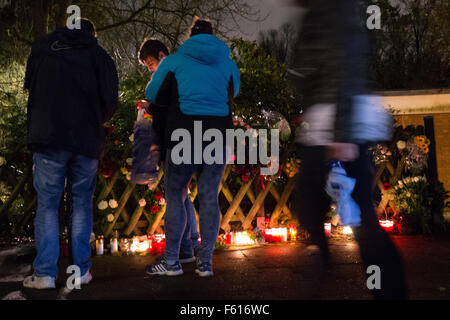 Hamburg, Deutschland. 10. November 2015. Trauernden legen Blumen und Kerzen außerhalb des Hauses der ehemalige Bundeskanzler Helmut Schmidt, in Hamburg, Deutschland, 10. November 2015. Schmidt starb in seinem Haus am 10. November 2015 im Alter von 96. Foto: CHRISTIAN CHARISIUS/Dpa/Alamy Live News Stockfoto