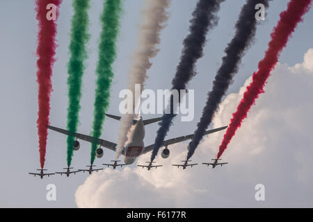 Demo-Flugteam "Al Fursan" auf Flighter jets Aermacchi MB-339 und Airbus A380 von Emirates in Dubai AirShow. Stockfoto