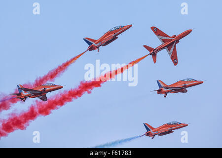 Demoflug RAF "Red Arrows" BAE Hawk T1 während der Dubai AirShow Stockfoto