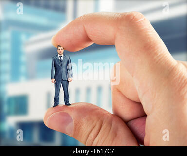 Große Hand Holding Kleinunternehmer Stockfoto