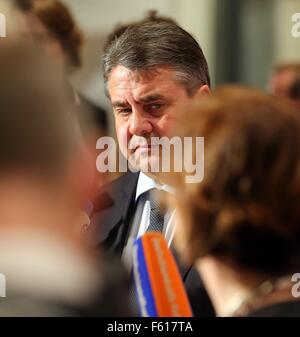 Berlin, Deutschland. 10. November 2015. Führer der SPD, der deutsche Wirtschaftsminister Sigmar Gabriel, gibt eine Erklärung über den Tod des ehemaligen deutschen Bundeskanzler Schmidt, in das Reichstagsgebäude in Berlin, Deutschland, 10. November 2015. Foto: WOLFGANG KUMM/DPA/Alamy Live-Nachrichten Stockfoto