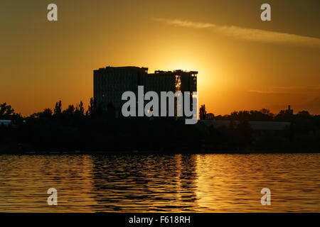 Sonnenuntergang über dem See im Herastrau Park in Bukarest, Rumänien. Stockfoto