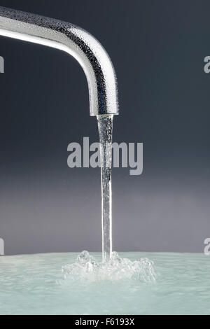 Tippen Sie mit fließendem Wasser Stockfoto