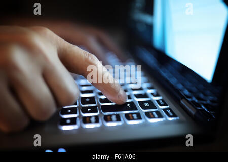 Hände, die Eingabe auf Laptop-computer Stockfoto