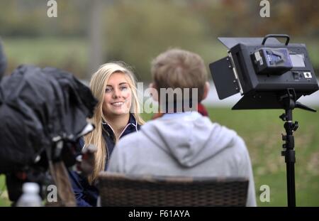 Bisham Abbey, Marlow., Bucks, UK. 10. November 2015. Amber Hill (Womens Skeet) wird für das Fernsehen interviewt. TeamGB Ankündigung des Schießens Athleten für die Olympischen Spiele 2016 in Rio. Bisham Abbey. Marlow. Buckinghamshire. England. VEREINIGTES KÖNIGREICH. 11.10.2015. Bildnachweis: Sport In Bilder/Alamy Live-Nachrichten Stockfoto