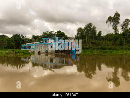 Mekong-Delta, Vietnam: Eine typische Flusslandschaft mit traditionellen vietnamesischen Boote, angesehen vom Deck eines Kreuzfahrtschiffes Stockfoto