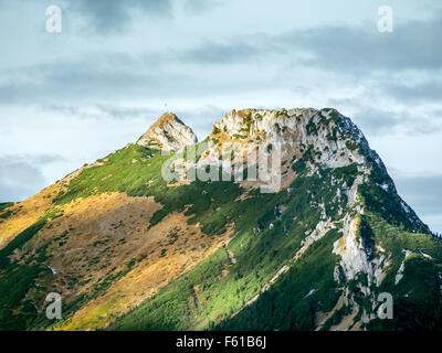 Berg Giewont in schönen Herbstfarben gesehen vom alpine Trail in der hohen Tatra, Polen Stockfoto