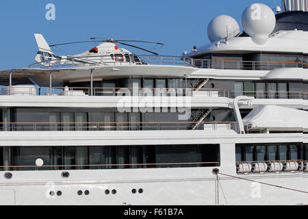 Hubschrauber in einer weißen Luxusyacht Stockfoto