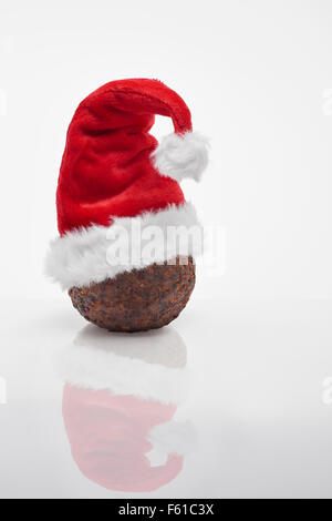 Christmas Pudding mit rote Weihnachtsmütze Stockfoto