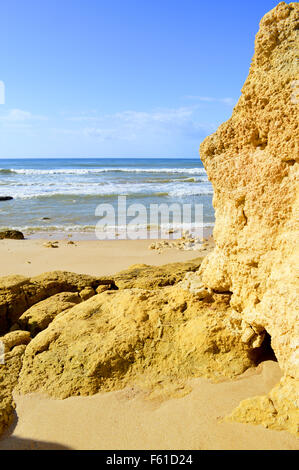 Spektakuläre Felsformationen in Praia Da Gale an der Algarve-Küste Stockfoto