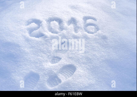 Fuß Schritt druckt im Schnee, Neujahr 2016 Gruß Stockfoto