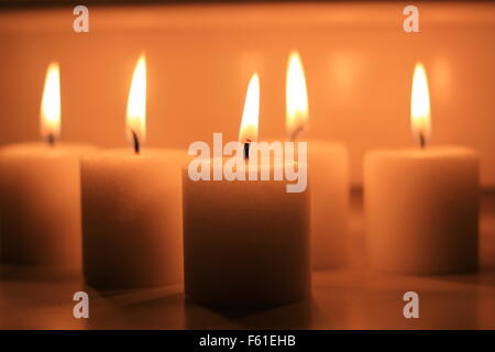 Urlaub auf einem weißen Hintergrund brennen Kerzen und reflektiert. Stockfoto