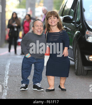 Warwick Davis und Frau Samantha außerhalb ITV Studios Featuring: Warwick Davis, Samantha Davis wo: London, Vereinigtes Königreich bei: 29. Sep 2015 Stockfoto