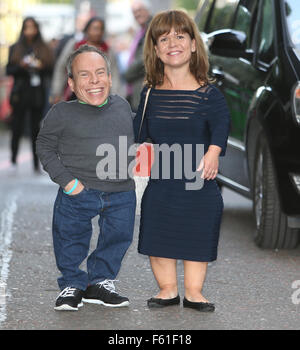 Warwick Davis und Frau Samantha außerhalb ITV Studios Featuring: Warwick Davis, Samantha Davis wo: London, Vereinigtes Königreich bei: 29. Sep 2015 Stockfoto