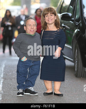 Warwick Davis und Frau Samantha außerhalb ITV Studios Featuring: Warwick Davis, Samantha Davis wo: London, Vereinigtes Königreich bei: 29. Sep 2015 Stockfoto