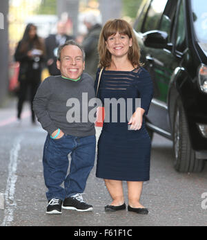 Warwick Davis und Frau Samantha außerhalb ITV Studios Featuring: Warwick Davis, Samantha Davis wo: London, Vereinigtes Königreich bei: 29. Sep 2015 Stockfoto