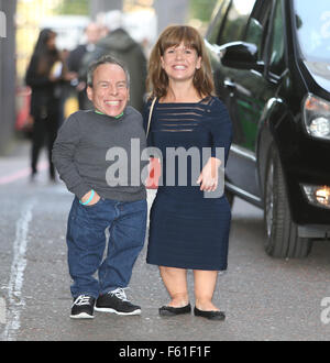 Warwick Davis und Frau Samantha außerhalb ITV Studios Featuring: Warwick Davis, Samantha Davis wo: London, Vereinigtes Königreich bei: 29. Sep 2015 Stockfoto