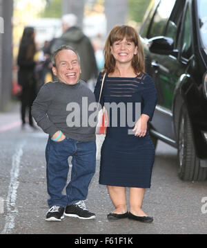 Warwick Davis und Frau Samantha außerhalb ITV Studios Featuring: Warwick Davis, Samantha Davis wo: London, Vereinigtes Königreich bei: 29. Sep 2015 Stockfoto