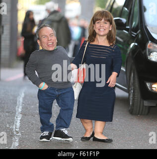 Warwick Davis und Frau Samantha außerhalb ITV Studios Featuring: Warwick Davis, Samantha Davis wo: London, Vereinigtes Königreich bei: 29. Sep 2015 Stockfoto