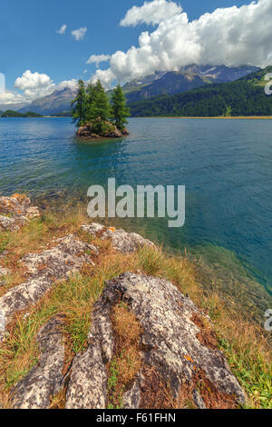 Erstaunliche Sonnentag am Silsersee See in den Schweizer Alpen. Segl, Schweiz, Europa. Stockfoto