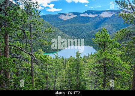 Crystal Lake angesehen von Kap-Punkt in den großen schneebedeckten Bergen in der Nähe von Lewistown, montana Stockfoto