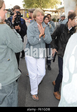 Emma Thompson gesellt sich Greenpeace Feier wie Shell verkünden Ende der arktischen Öl-Bohr-, außerhalb von Shell South Bank Büros, Greenpeace UK Executive Director John Sauven, liefern eine Feier Rede in Massen vor Shell Büros. Gestern, die A Stockfoto