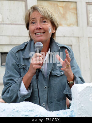 Emma Thompson gesellt sich Greenpeace Feier wie Shell verkünden Ende der arktischen Öl-Bohr-, außerhalb von Shell South Bank Büros, Greenpeace UK Executive Director John Sauven, liefern eine Feier Rede in Massen vor Shell Büros. Gestern, die A Stockfoto