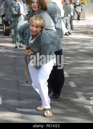 Emma Thompson gesellt sich Greenpeace Feier wie Shell verkünden Ende der arktischen Öl-Bohr-, außerhalb von Shell South Bank Büros, Greenpeace UK Executive Director John Sauven, liefern eine Feier Rede in Massen vor Shell Büros. Gestern, die A Stockfoto